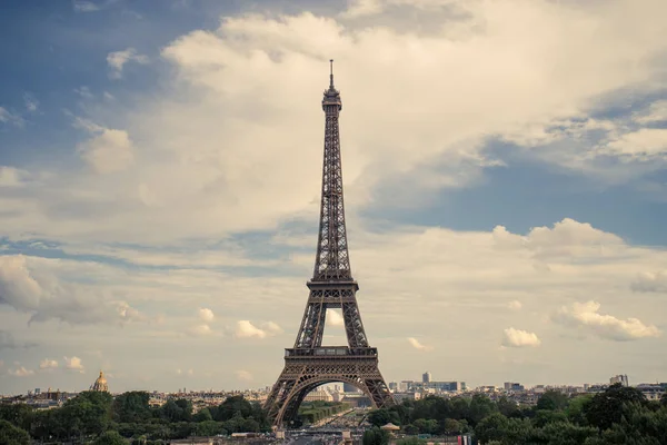Torre Eiffel, simbolo di Parigi e punto di riferimento iconico in Francia, in una giornata di sole con nuvole nel cielo. Luoghi turistici famosi e mete turistiche romantiche in Europa. Concetto di vita cittadina e turismo — Foto Stock