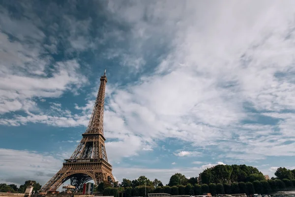 De toren van Eiffel in de buurt van de rivier de Seine, Paris symbool en iconische mijlpaal in Frankrijk, op een zonnige dag. Bekende toeristische plaatsen en romantische reizen bestemmingen in Europa. Stad leven en toerisme concept — Stockfoto