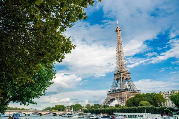 Torre Eiffel perto do rio Sena, símbolo de Paris e marco icônico na França, em um dia ensolarado brilhante. Lugares turísticos famosos e destinos de viagem românticos na Europa. Conceito de vida urbana e turismo — Fotografia de Stock