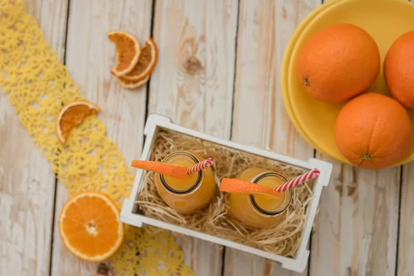 Sumo de laranja numa garrafa — Fotografia de Stock