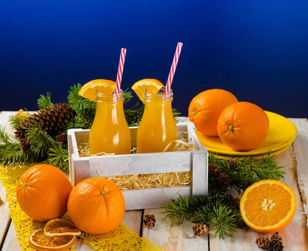 Sinaasappelsap in een fles Rechtenvrije Stockafbeeldingen
