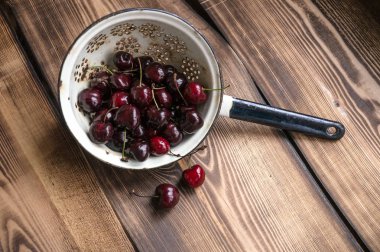 Bir kevgir içinde kiraz 