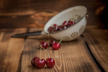 Bir kevgir içinde kiraz 