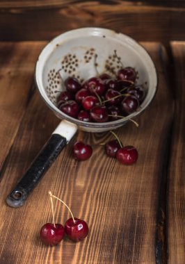 Bir kevgir içinde kiraz 