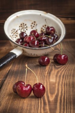 Bir kevgir içinde kiraz 