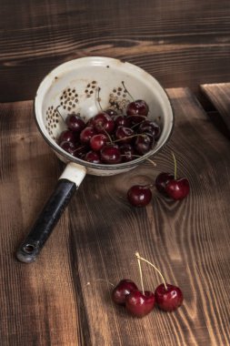 Bir kevgir içinde kiraz 