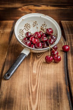 Bir kevgir içinde kiraz 