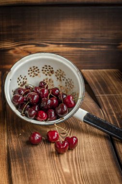 Bir kevgir içinde kiraz 