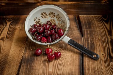 Bir kevgir içinde kiraz 