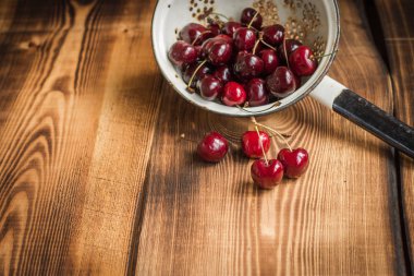 Bir kevgir içinde kiraz 