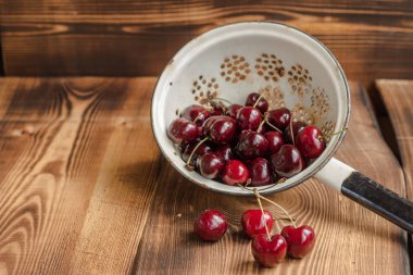 Bir kevgir içinde kiraz 