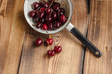 Bir kevgir içinde kiraz 