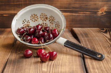 Bir kevgir içinde kiraz 