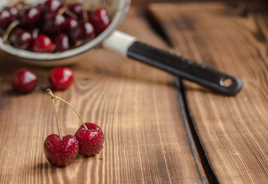 Bir kevgir içinde kiraz 