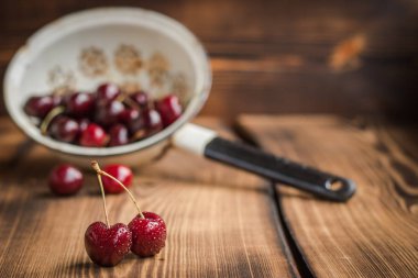 Bir kevgir içinde kiraz 