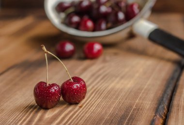 Bir kevgir içinde kiraz 