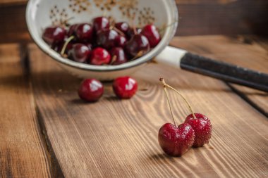 Bir kevgir içinde kiraz 