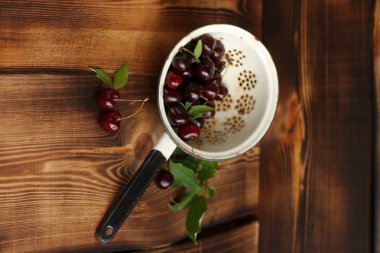 Bir kevgir içinde kiraz 