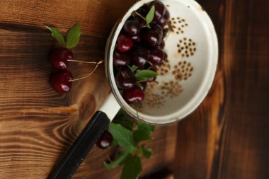 Bir kevgir içinde kiraz 