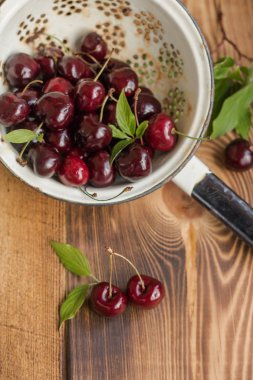 Bir kevgir içinde kiraz 