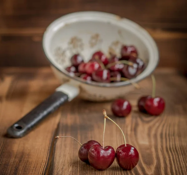 Cerise dans une passoire — Photo