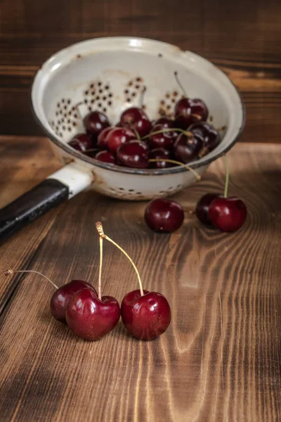 Bir kevgir içinde kiraz 