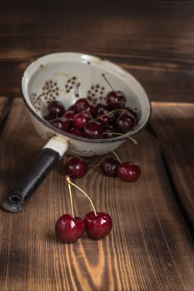 Bir kevgir içinde kiraz 