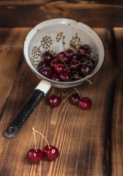 Bir kevgir içinde kiraz 