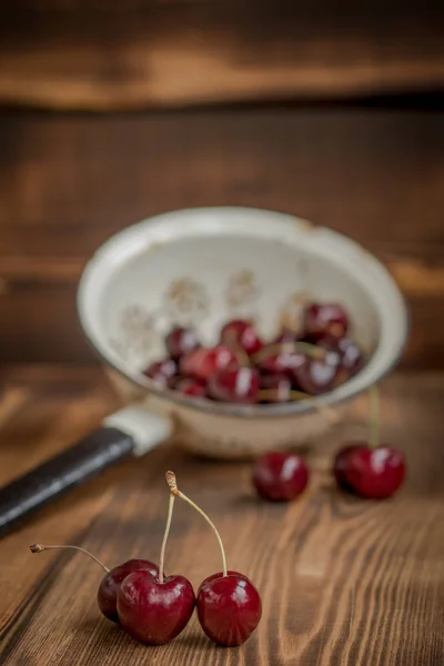 Cerise dans une passoire — Photo