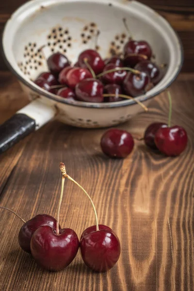 Bir kevgir içinde kiraz 