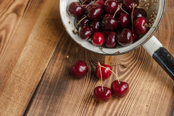 Bir kevgir içinde kiraz 