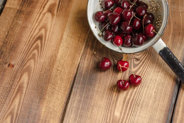 Bir kevgir içinde kiraz 