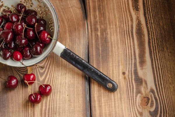 Bir kevgir içinde kiraz 