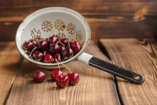 Bir kevgir içinde kiraz 