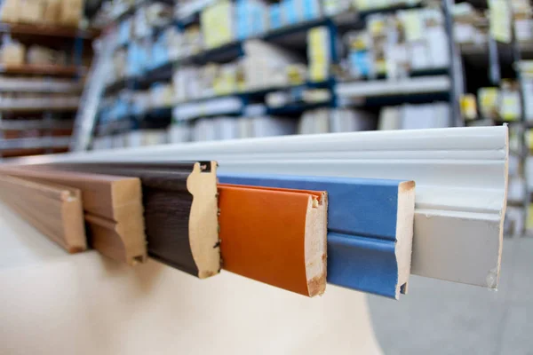 La fabricación de muebles. Accesorios para muebles. El plinto de madera . — Foto de Stock