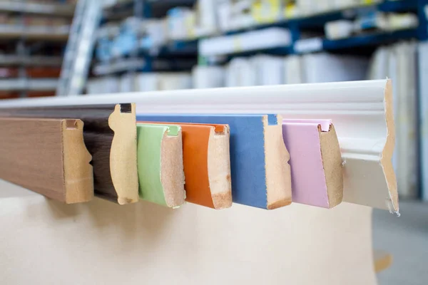 La fabricación de muebles. Accesorios para muebles. El plinto de madera . — Foto de Stock