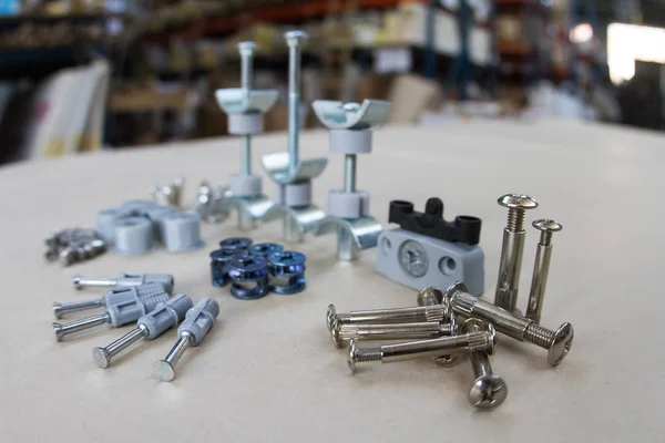 Mobilya sanayi üretimi. Mobilya takımları. Mobilya montaj için mobilya bağlayıcı.