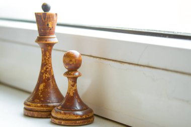 Eski satranç tahtası beyaz bir arka plan üzerinde ahşap adet ile.