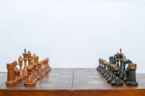 Altes Schachbrett mit Holzfiguren auf weißem Hintergrund. — Stockfoto