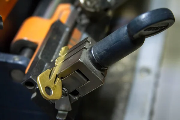 Producción en máquina de llave metálica duplicada . — Foto de Stock