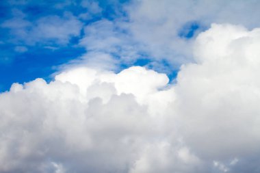 Mavi gökyüzü üzerinde büyük ve güzel Cumulus bulutları.