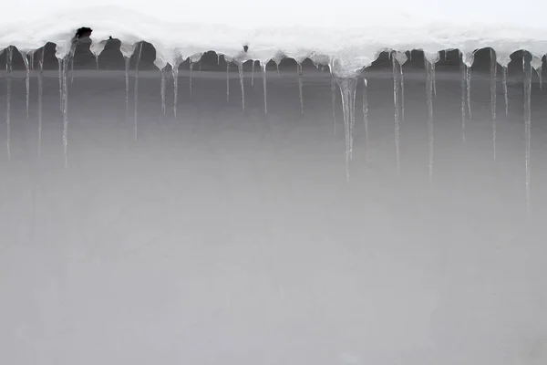 Icicles on the roof. — Stock Photo, Image