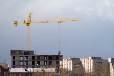 Gökyüzüne karşı kule vinci.