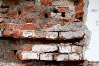 Antika arka plan doku duvar eski çimento çatlaklar ile eski boya izleri üzerinde eski tuğla.