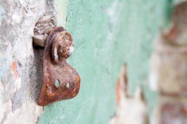 Antika arka plan doku duvar eski çimento çatlaklar ile eski boya izleri üzerinde eski tuğla.