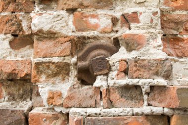 Antika arka plan doku duvar eski çimento çatlaklar ile eski boya izleri üzerinde eski tuğla.