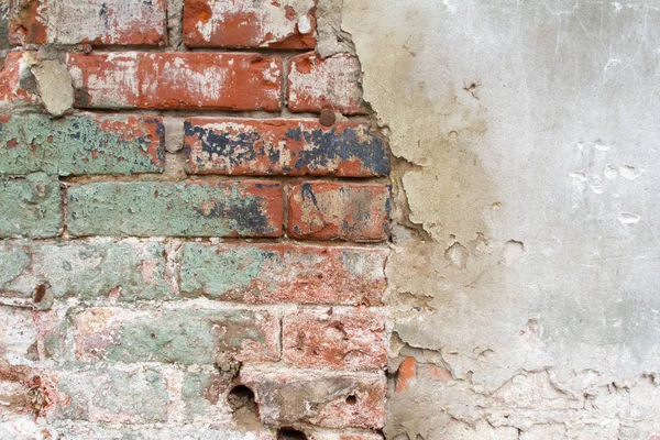 Vintage achtergrondstructuur van oude baksteen metselwerk op oude cement met scheuren met sporen van oude verf. — Stockfoto