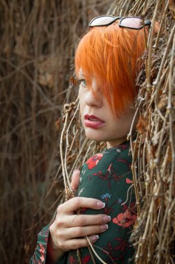 kısa Kızıl saçlı güzel kız.