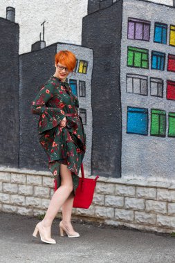 Gülümseyen kısa saçlı genç ve güzel kadın