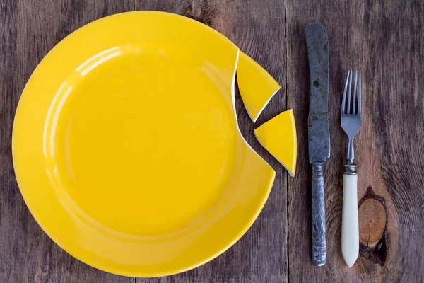 Сломанная желтая тарелка - диета . — стоковое фото
